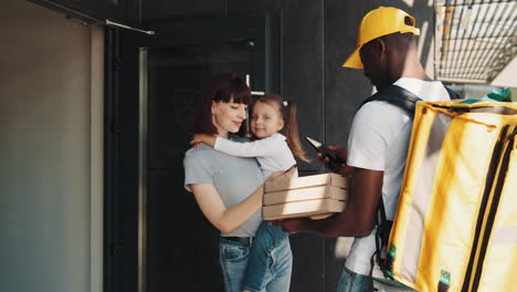 entrega de pizzas a una familia