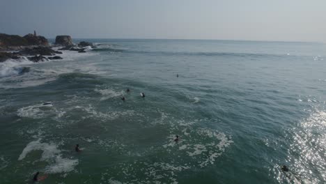 Surfistas-Flotando-En-El-Trópico-De-México-Esperando-La-Ola-Perfecta-Y-Luego-Uno-De-Ellos-Aprovecha-La-Oportunidad