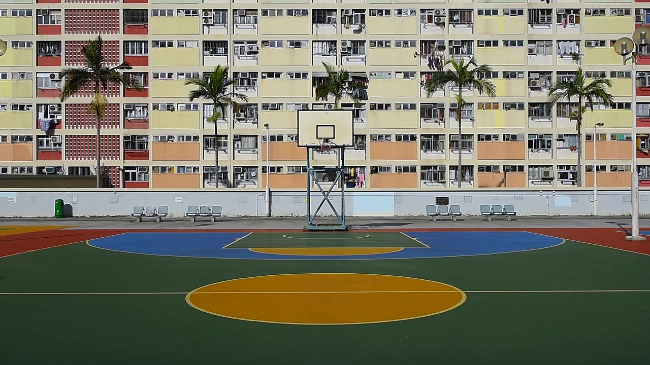 Ubicado en el distrito de Wong Tai Sin en Kowloon, Choi Hung Estate alberga la icónica cancha de baloncesto en la azotea de Hong Kong, famosa por su vibrante fachada de colores arcoíris.