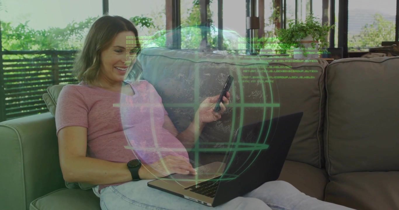 Kvinde tapper på telefonen, taster på bærbar computer, afslører en tech-AR hologramklode og streamer kode til data.
