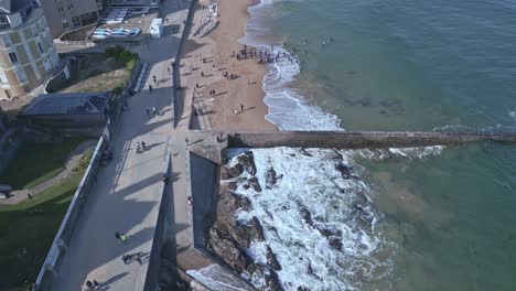 Digue-De-Rochebonne,-Paseo-Marítimo-Y-Playa,-Saint-Malo-En-Bretaña,-Francia