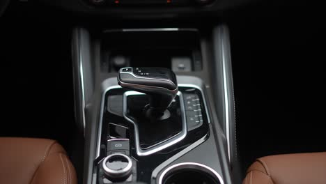 palanca de cambios de coche, interior de coche moderno, maxus d90, suv