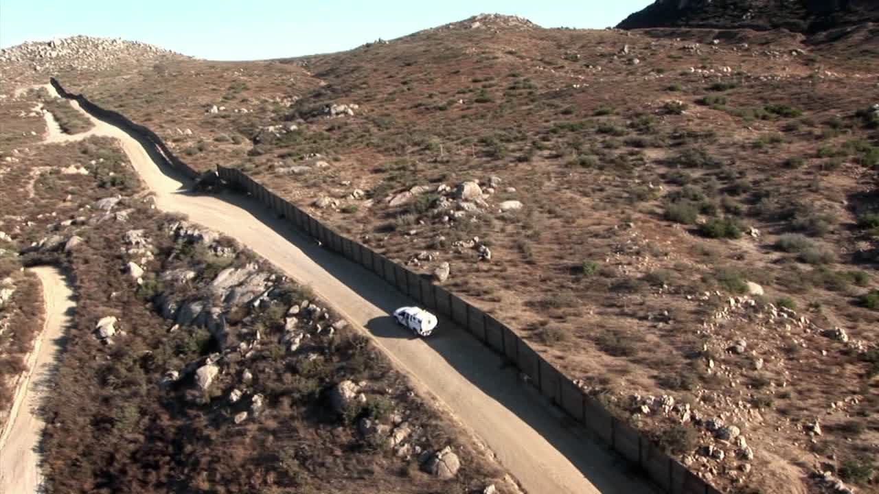 차가 외진 길을 따라 운전하다