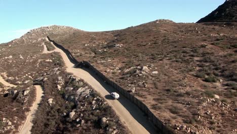 un coche conduce por una carretera remota