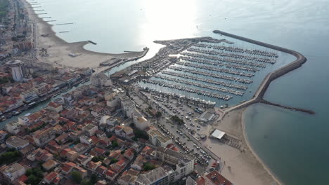 Luftaufnahme-Des-Hafens-Von-Palavas-Les-Flots,-Spiegelung-Des-Sonnenuntergangs-über-Dem-Meer