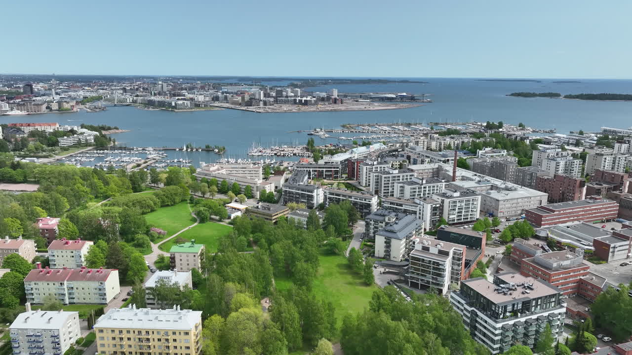 drone volando sobre el distrito de drumso de helsinki, en un soleado día de verano