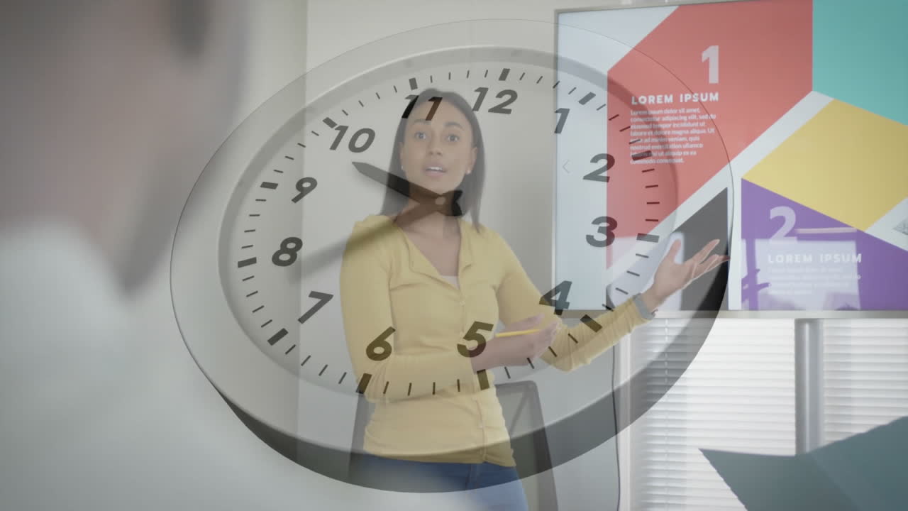 Animación de reloj moviéndose sobre colegas diversos discutiendo trabajo en la oficina