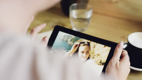 cerrar las manos usando una tableta digital dispositivo de pantalla táctil ipad en un café