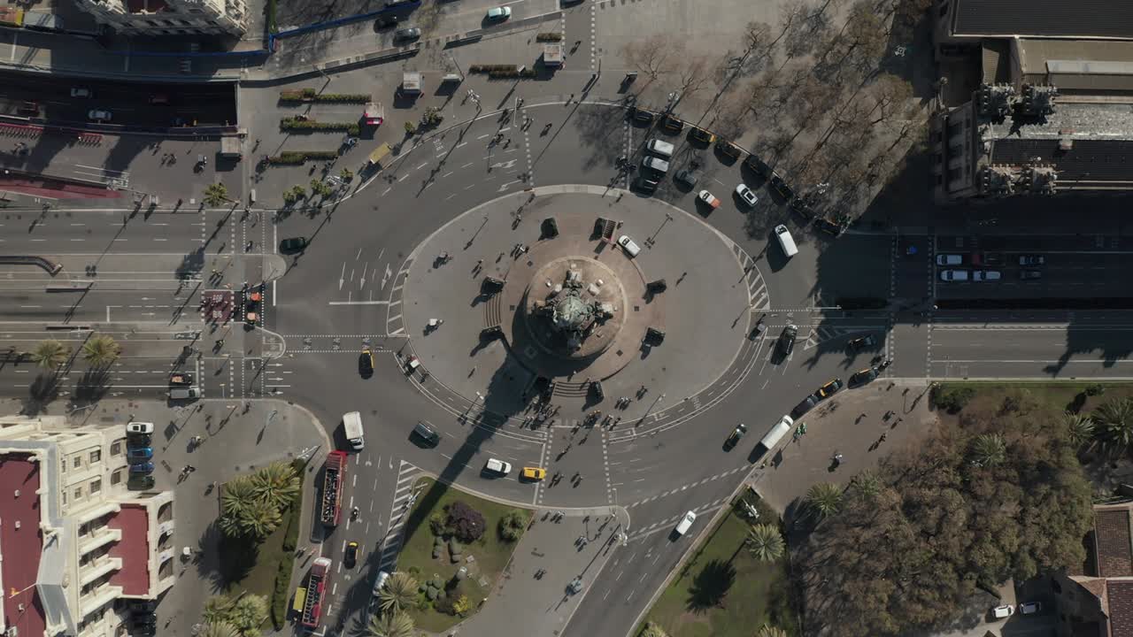 aerial: fotografía aérea de la rotonda del monumento a colón en barcelona, españa con un intenso tráfico de automóviles en un día soleado [4k]