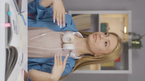 vídeo vertical de una estudiante exitosa e inteligente que ahorra.