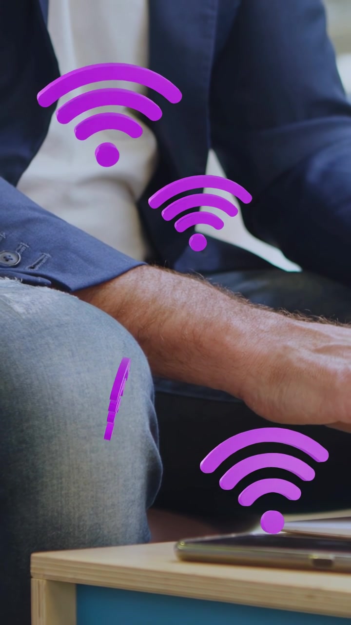 Video verticale: Uomo che riposa sul divano, dispositivo che emette icone Wi-Fi viola intorno al braccio, mostrando la rete.
