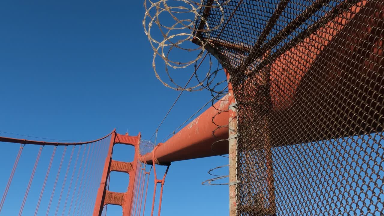 cerca y alambre de púas en el puente golden gate, torre sur, caminando ángulo bajo pov, san francisco ee.uu.