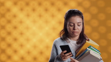 mujer molesta sosteniendo una pila de libros, preparándose para el examen escolar usando el teléfono