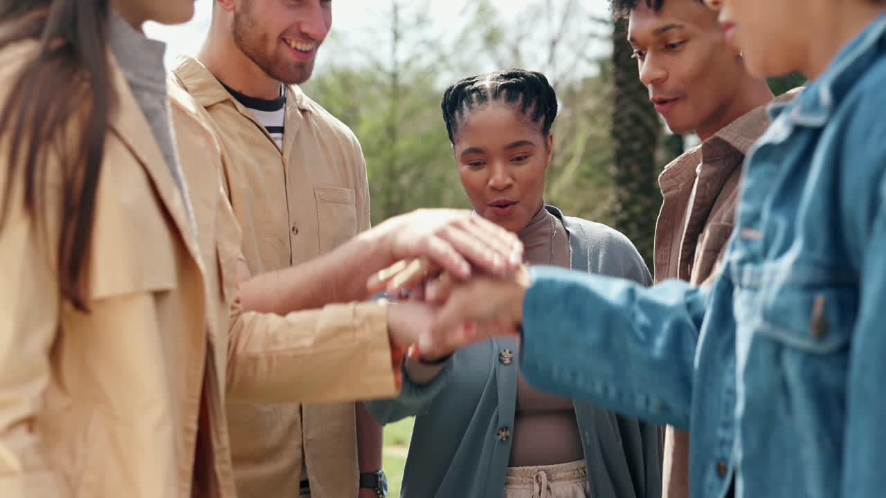 amigos celebrando juntos
