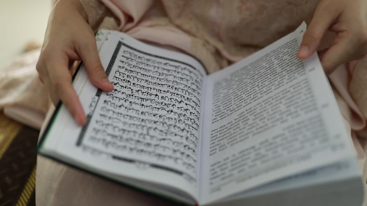 joven asiática sholat y la lectura del corán