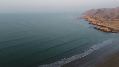 Luftdrohnenschwenkaufnahme-über-Dem-Strand-Von-Kund-Malir-Neben-Dem-Nationalpark-Ormara-Hingol-In-Belutschistan-Am-Abend