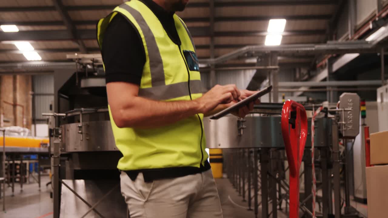 trabajador que utiliza una tableta digital