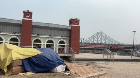 Estación-De-Metro-De-Howrah-Con-El-Puente-De-Howrah-Al-Fondo