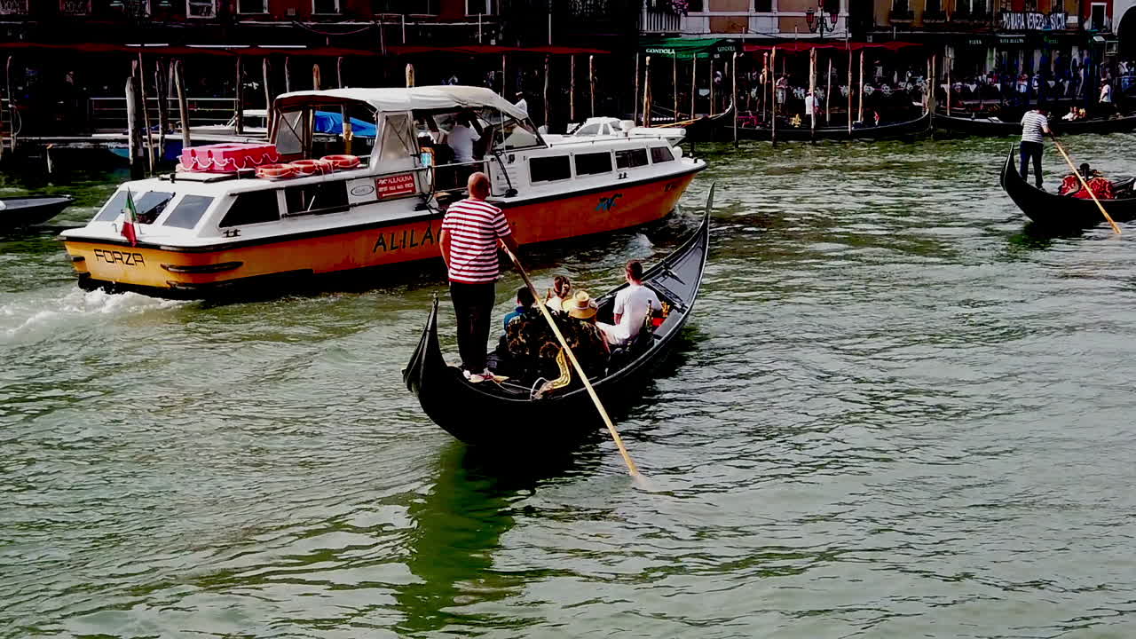 góndola de venecia navegando cerca de rialto cámara lenta hd 30 cuadros por segundo 59_ ec