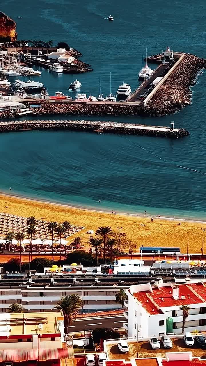 Udsigt over Gran Canarias kystlinje og marina med strand og bygninger