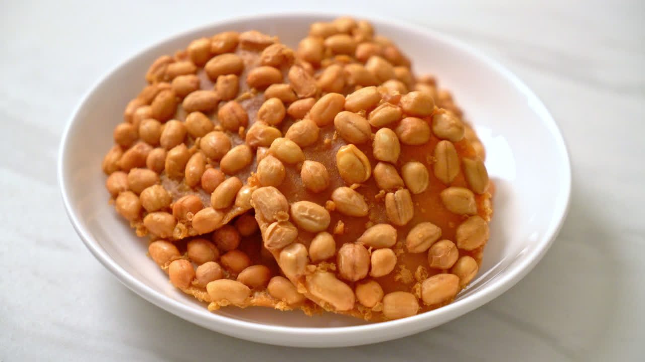 galletas de maní fritas tailandesas en un plato