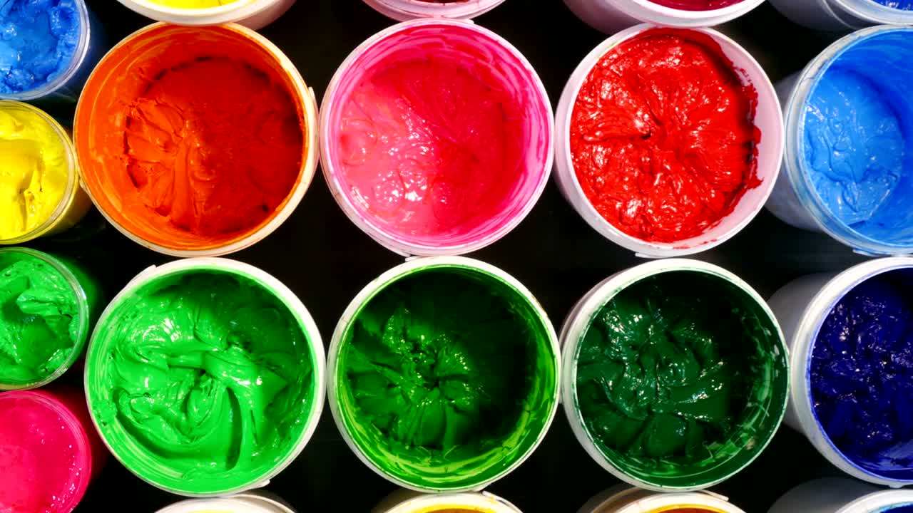 색 플라스틱 캔 에 들어 있는 플라스티솔 잉크 의 위쪽 모습