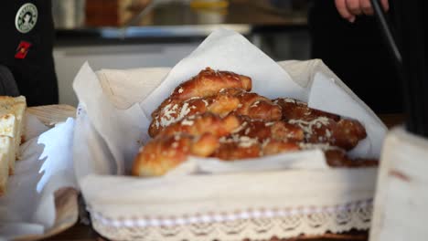 Croissant-En-Panaderías-En-La-Ciudad-De-Tel-Aviv,-Israel