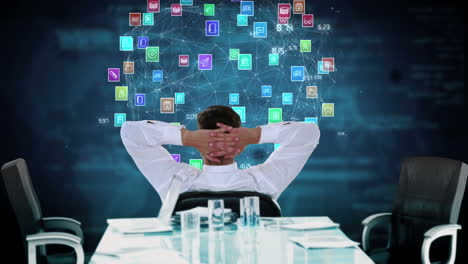 hombre de negocios relajado mirando gráficos digitales de pared