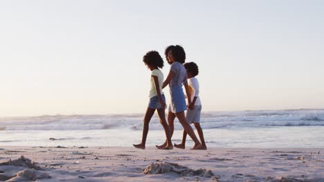 Afroamerikanische-Mutter,-Sohn-Und-Tochter-Haben-Spaß-Beim-Gemeinsamen-Spaziergang-Am-Strand