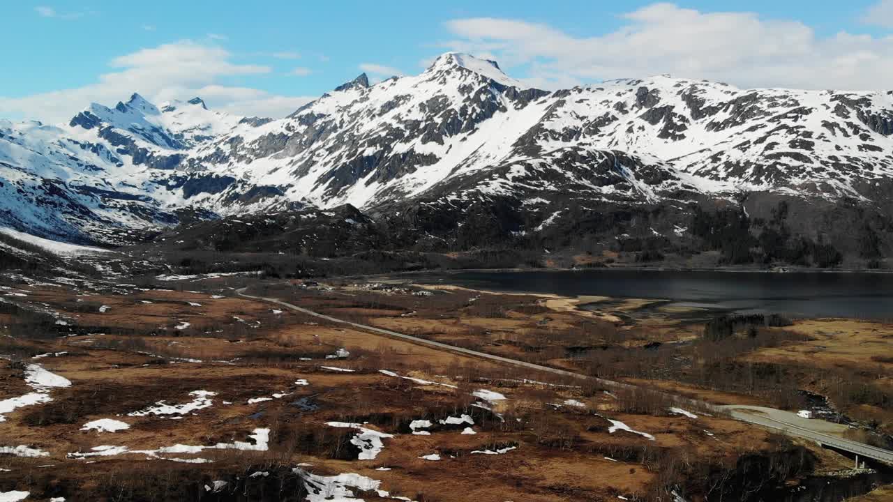 hermosa antena de montañas nevadas y un paisaje boscoso