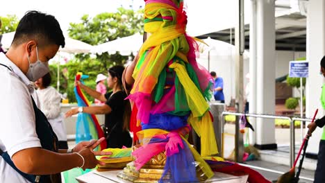 ofrendas coloridas en un templo tailandés