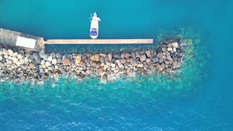 mar azul tranquilo desde un dron