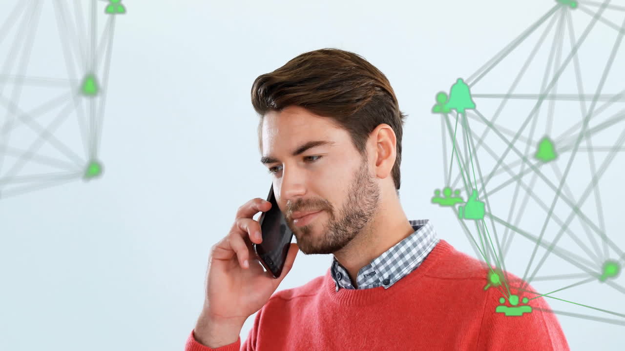 анимация подключенных икон глобусов над улыбающимся кавказским мужчиной, разговаривающим на смартфоне