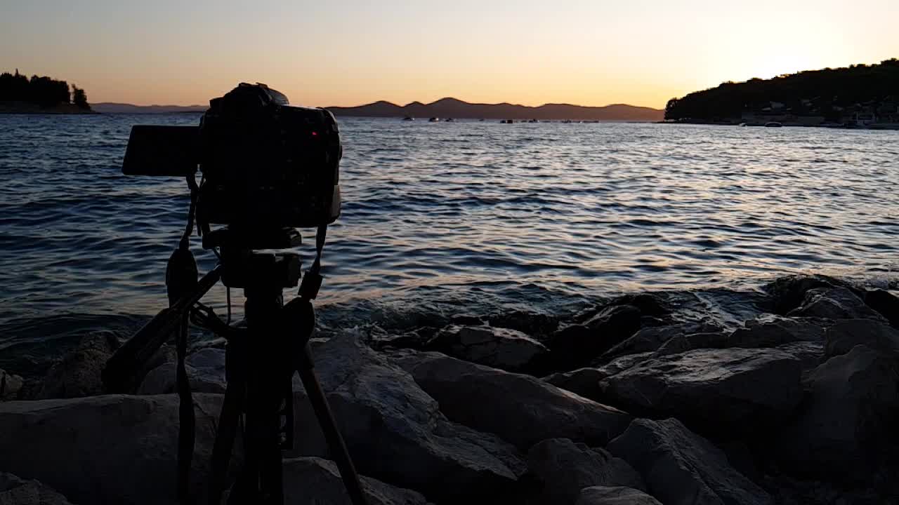 haciendo timelaps con cámara profesional al amanecer