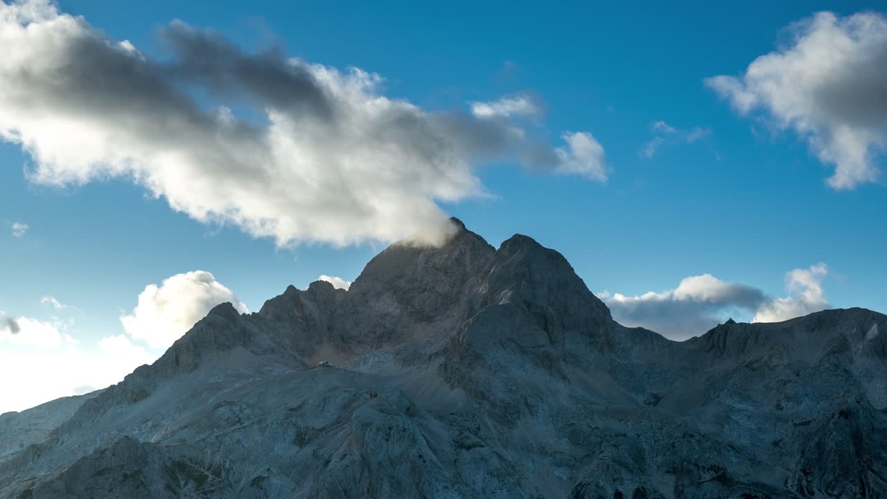 Timelapse delle nuvole in movimento sul Tricorno, la montagna più alta delle Alpi Giulie