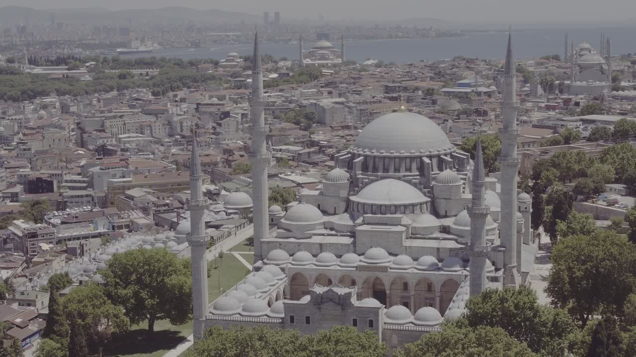 술레이마니 모스크 (suleymaniye mosque) 는 도시 전망을 가진 4k 항공 드론 비디오입니다.