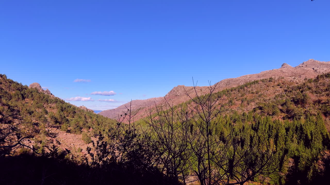 Colline boscose e pendii montani a Terras de Bouro Geres, Portogallo