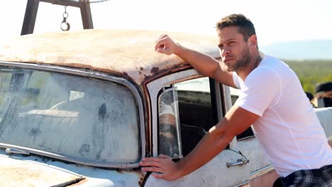 hombre examinar coche abandonado 4k