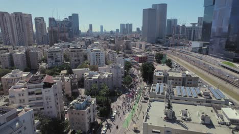 Mujeres-Y-Niños-Israelíes-Protestan-Contra-La-Actividad-Del-Gobierno-Y-Bloquean-Las-Carreteras-Principales-En-El-Centro-De-La-Ciudad-De-Tel-Aviv.