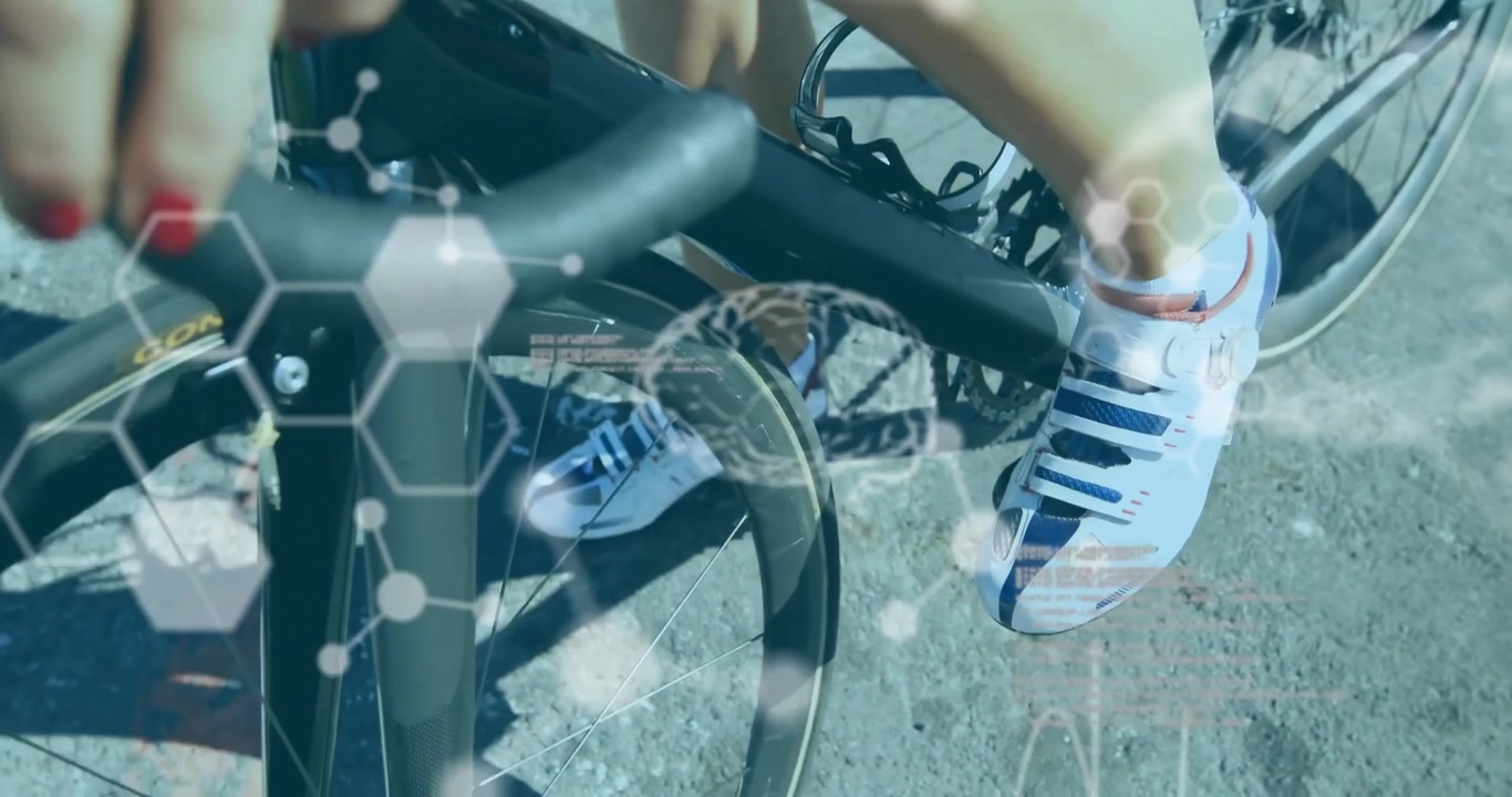 Animación de modelos químicos y procesamiento de datos sobre una mujer caucásica sentada en bicicleta en la carretera