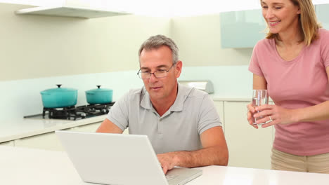 Pareja-Madura-Mirando-La-Computadora-Portátil