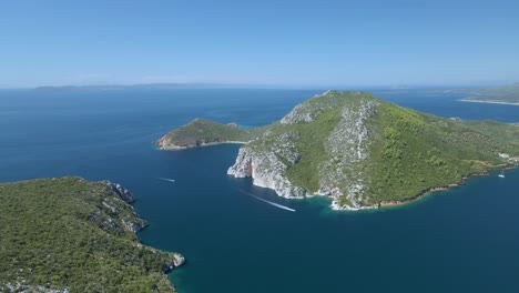 Filmischer,-Hochrotierender-4K-Drohnenclip-über-Dem-Tropisch-Blauen-Wasser-Von-Toroni-In-Chalkidiki-Mit-Einigen-Vorbeifahrenden-Booten