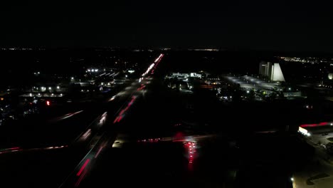 Hiperlapso-Del-Tráfico-De-Automóviles-De-La-Ciudad-Durante-La-Noche