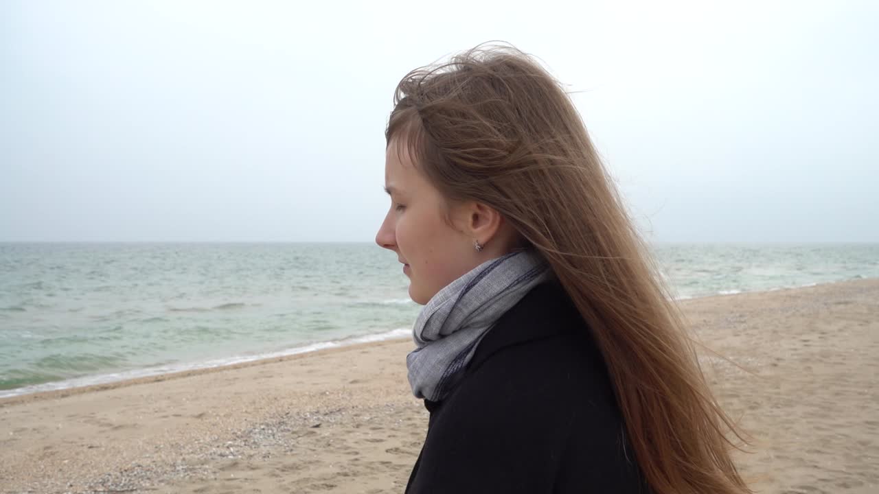 La ragazza guarda il mare. Slow motion. Riprese sulla spiaggia