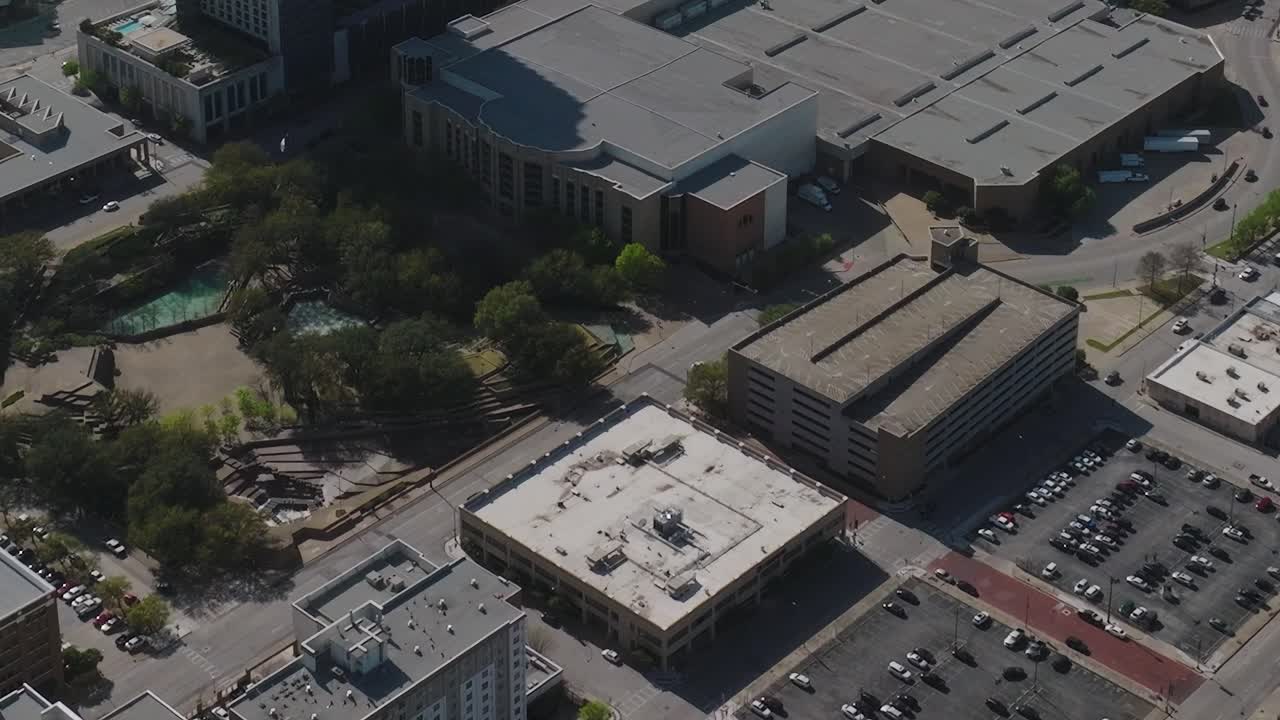 Vista aerea del centro di Dallas, Texas, con edifici e aree di parcheggio