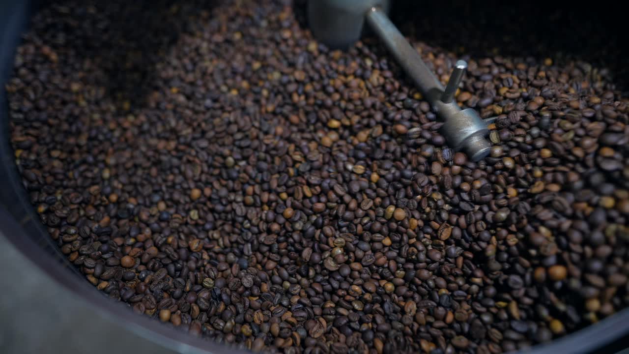 granos de café en una máquina de tostar