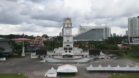 Ziehen-Sie-Die-Aufnahme-Einer-Großen-Quadratischen-Uhr-Im-Uhrturm-Von-Johor-Bahru-In-Malaysia-Heraus