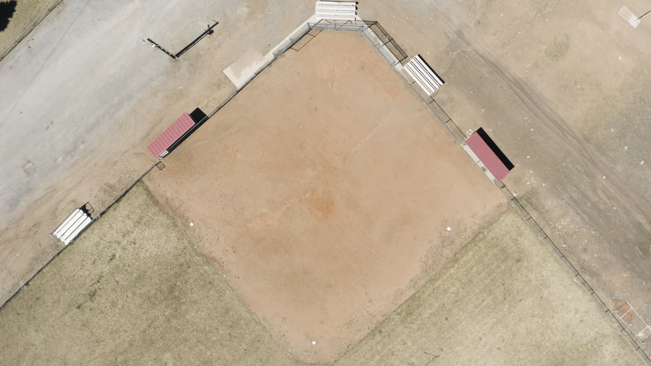 Veduta aerea in discesa sopra il campo da baseball abbandonato di Eureka City, Utah, America