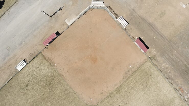 Veduta aerea in discesa sopra il campo da baseball abbandonato di Eureka City, Utah, America