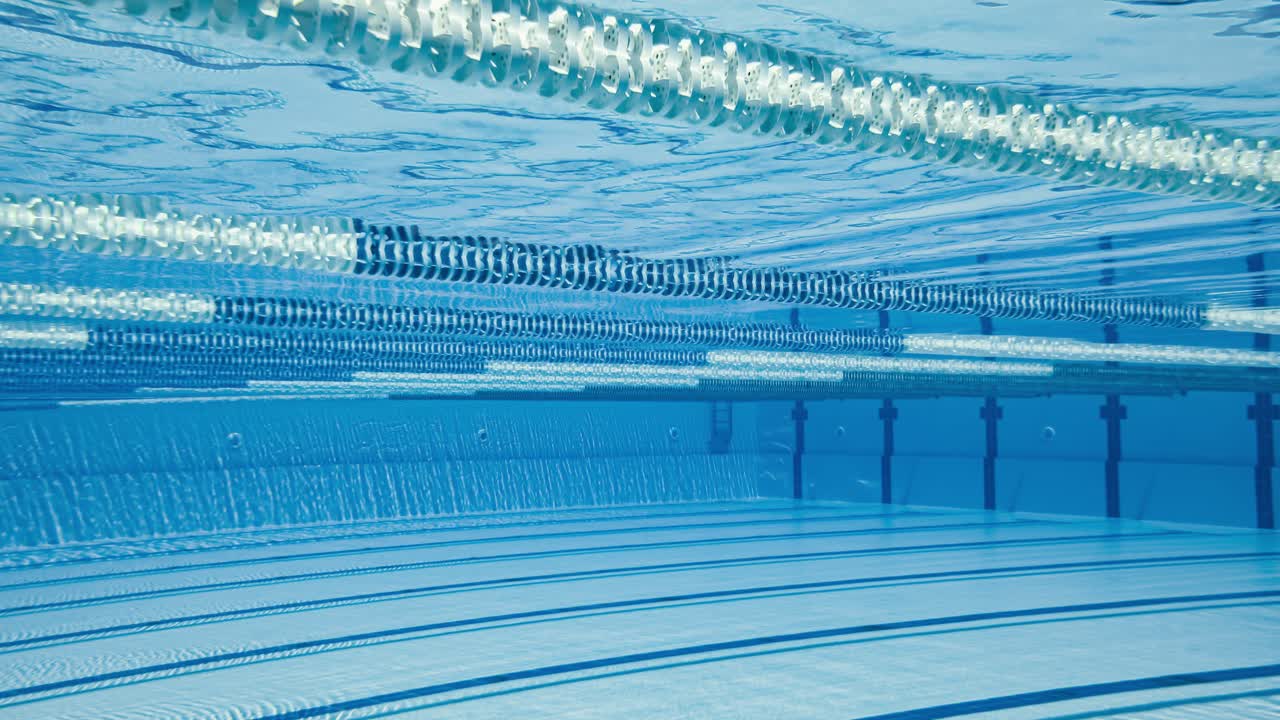 水の背景の下でオリンピックスイミングプール。
